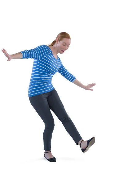 Женщина балансирует во время шага — стоковое фото