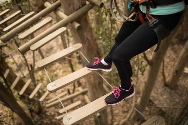 Kvinna på zipline i äventyrsparken — Stockfoto