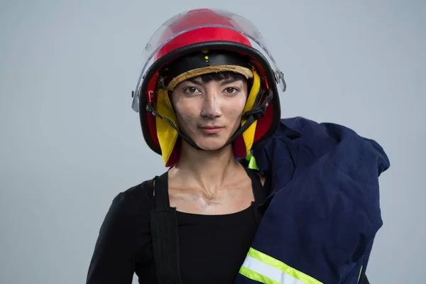 Arquiteta feminina usando capacete — Fotografia de Stock