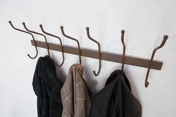 Varma kläder hängande på krok — Stockfoto