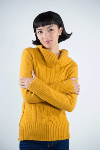 Vrouw in warme doeken met gekruiste armen — Stockfoto