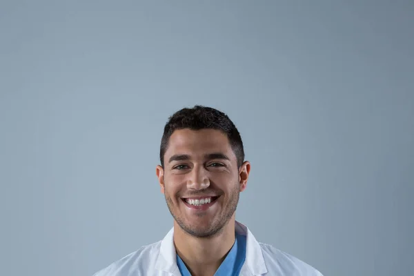 Lächelnder Arzt blickt in Kamera — Stockfoto
