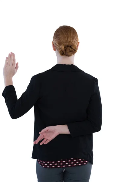 Femme d'affaires prêtant serment avec les doigts croisés — Photo