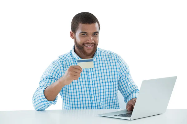 Мужчина руководитель делает онлайн покупки на ноутбуке — стоковое фото