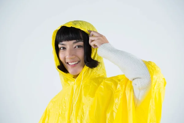 Donna che indossa un impermeabile giallo — Foto Stock
