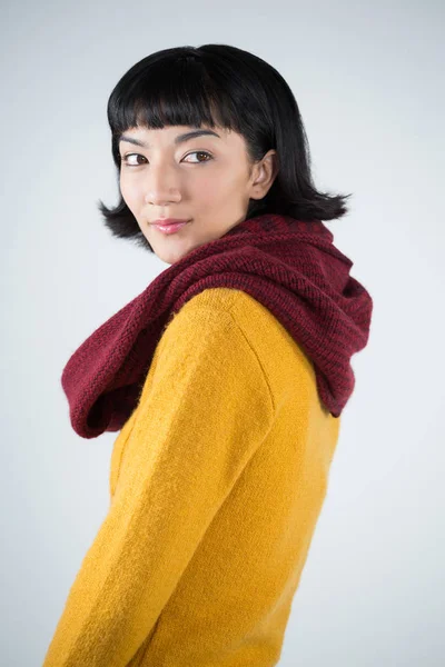 Kvinna i vinter kläder poserar — Stockfoto