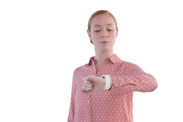 Mujer ejecutiva mirando reloj de pulsera — Foto de Stock