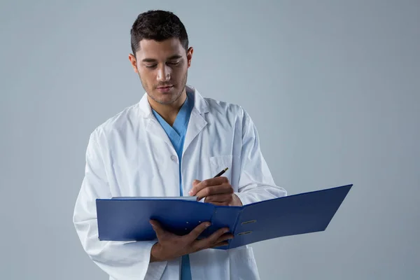 Lekarz, pisanie raportów w pliku — Zdjęcie stockowe