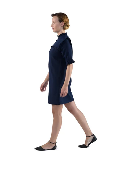 Mulher andando contra fundo branco — Fotografia de Stock