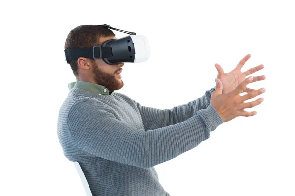 Male executive using virtual reality headset — Stock Photo, Image
