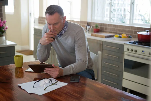 Homme utilisant une tablette numérique dans la cuisine — Photo