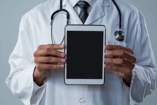 Dijital tablet tutan doktor — Stok fotoğraf