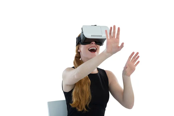 Executivo feminino usando fone de ouvido realidade virtual — Fotografia de Stock