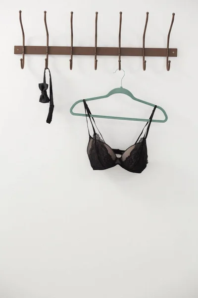 Underkläder och fluga hängande på krok — Stockfoto