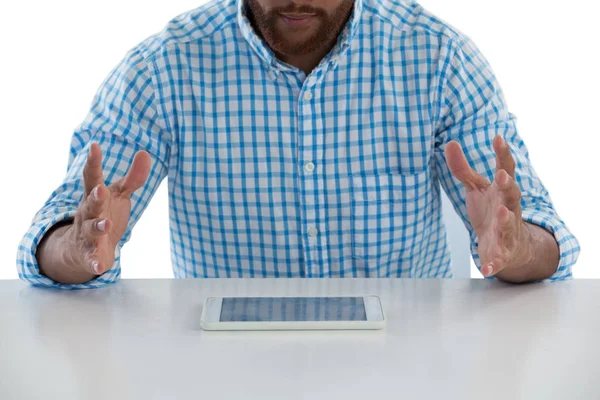 Executivo masculino tentando segurar o tablet — Fotografia de Stock