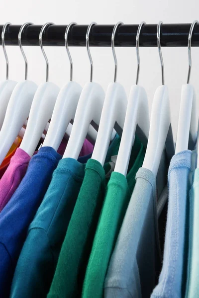 Разноцветные футболки, расставленные в ряд — стоковое фото