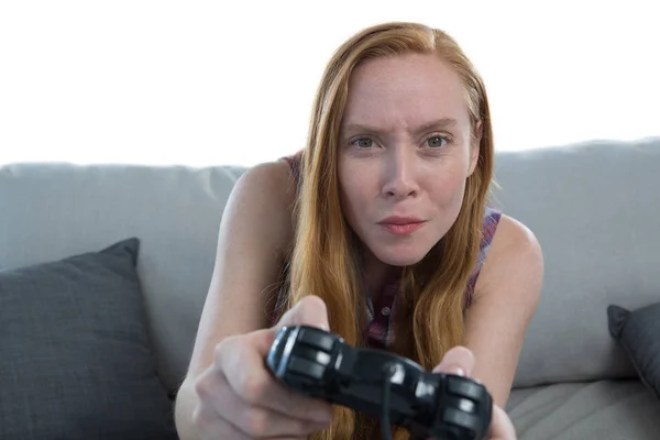 Donna che gioca al videogioco — Foto Stock