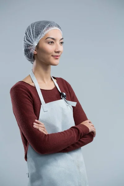 Chef feminino de pé com os braços cruzados — Fotografia de Stock