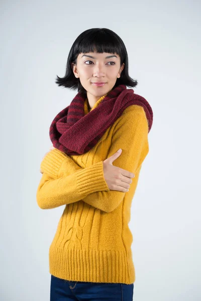 Žena v zimním oblečení pózuje — Stock fotografie