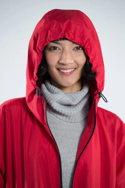 Mujer en chaqueta con capucha de pie — Foto de Stock