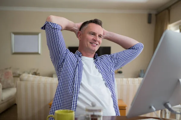 Homme relaxant avec les mains derrière la tête — Photo