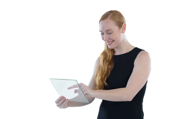 Femmina esecutivo utilizzando tablet di vetro — Foto Stock