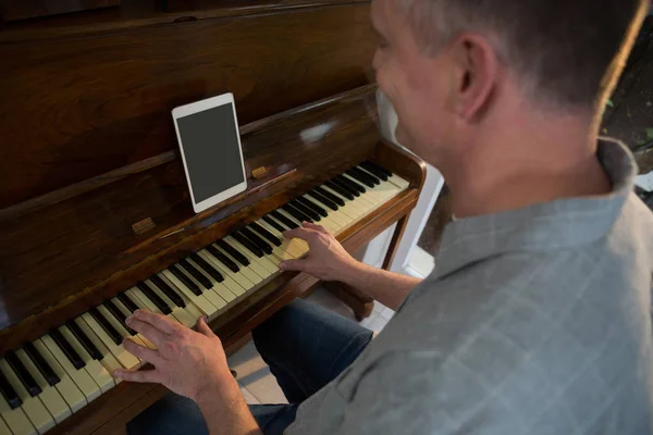 Mann spielt zu Hause Klavier — Stockfoto