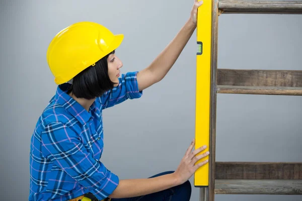 Female architect measuring plywood — Stock Photo, Image