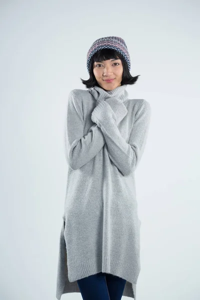 Nő a téli ruházat pózol — Stock Fotó