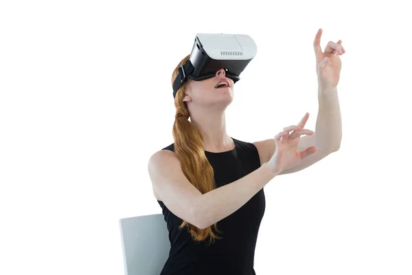 Femmina esecutivo utilizzando cuffie realtà virtuale — Foto Stock