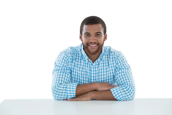 Ejecutivo masculino sentado en el escritorio — Foto de Stock