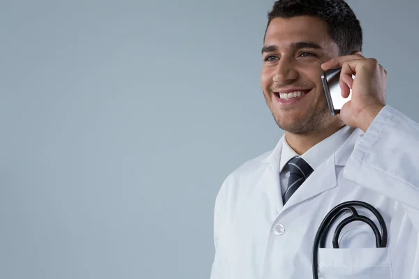 Χαμογελώντας γιατρό του μιλώντας στο τηλέφωνο — Φωτογραφία Αρχείου