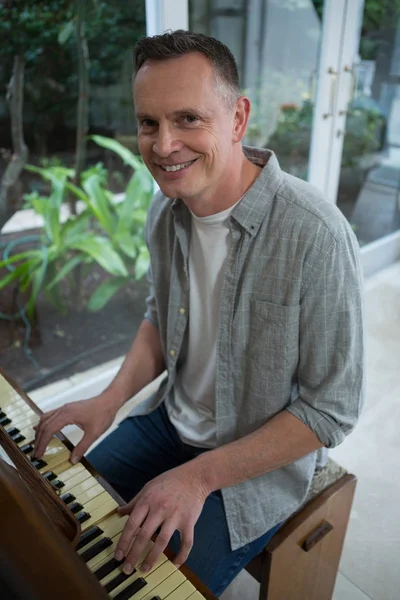 Homem tocando piano em casa — Fotografia de Stock