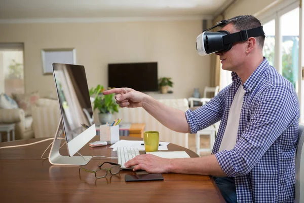 Man met behulp van virtual reality headset — Stockfoto