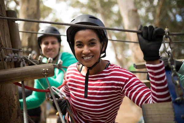 Donna in zipline nel parco avventura — Foto Stock