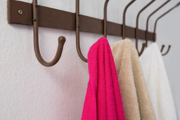Primer plano de toallas de colores colgando de un gancho — Foto de Stock