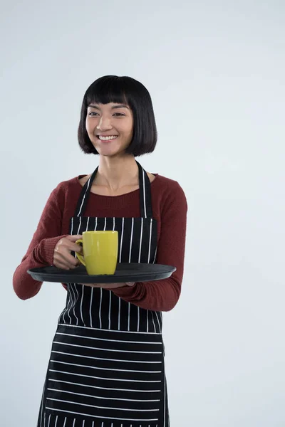 Camarera sosteniendo una bandeja de taza de café —  Fotos de Stock