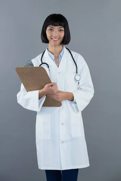 Medico tenendo appunti — Foto Stock