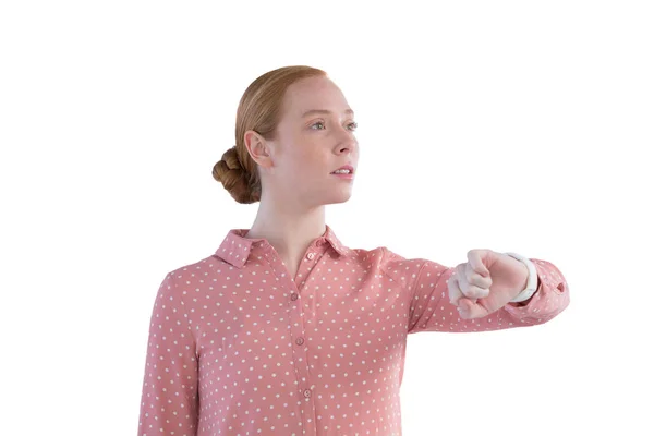 Mujer ejecutiva mirando reloj de pulsera — Foto de Stock