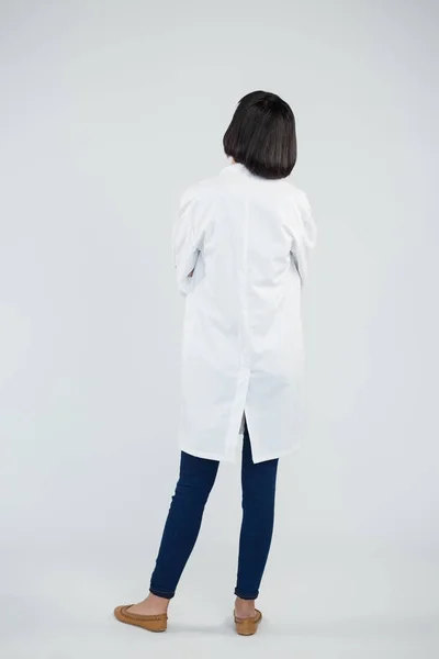 Dokter berdiri melawan latar belakang putih — Stok Foto