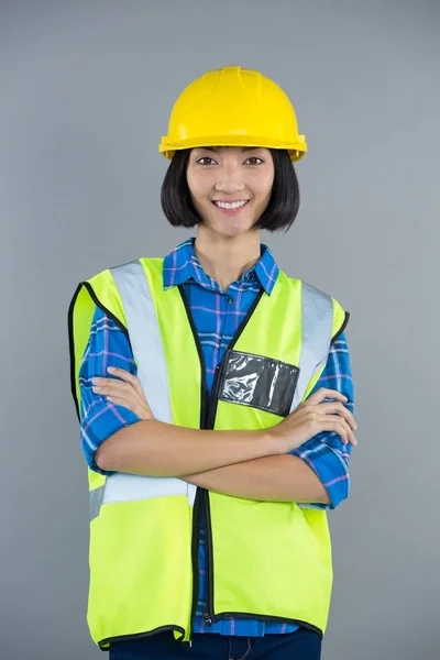 Female architect standing with arms crossed — Stock Photo, Image