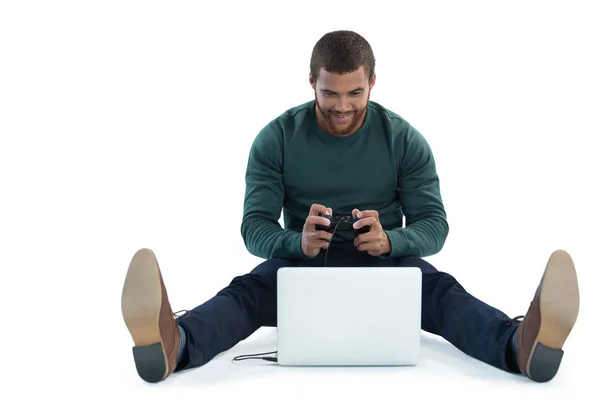 Man playing video game on laptop — Stock Photo, Image