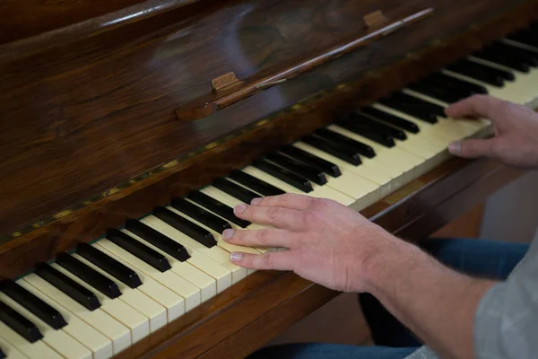 Hombre tocando el piano en casa — Foto de Stock