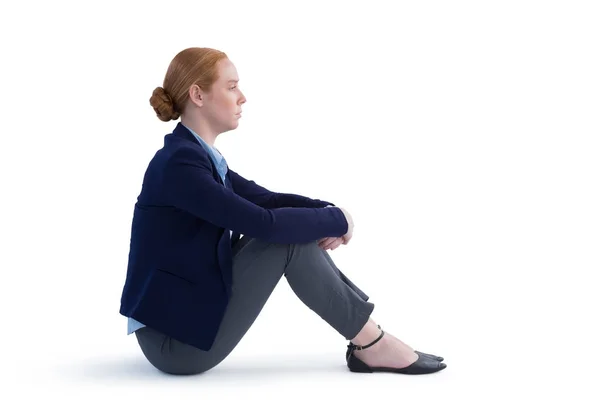 Affärskvinna som sitter mot vit bakgrund — Stockfoto