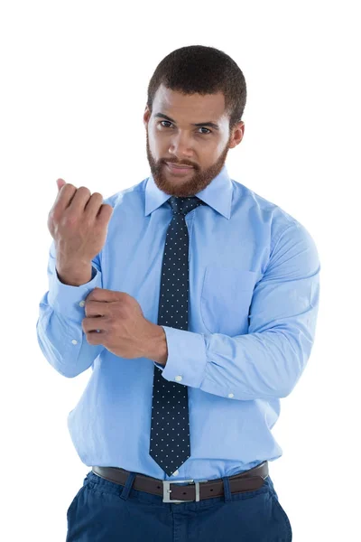 Uomo d'affari mettere i pulsanti polsino — Foto Stock