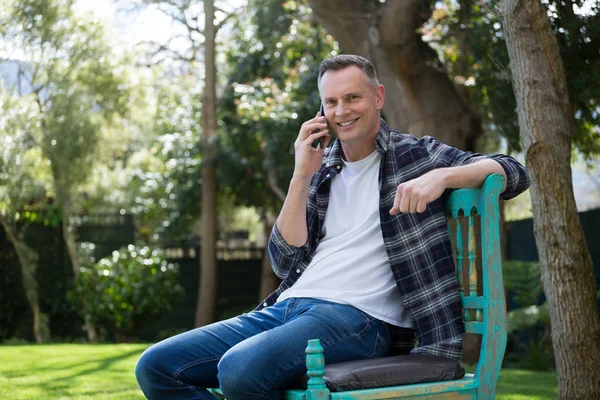 정원에서 휴대 전화에 대 한 얘기 하는 남자 — 스톡 사진