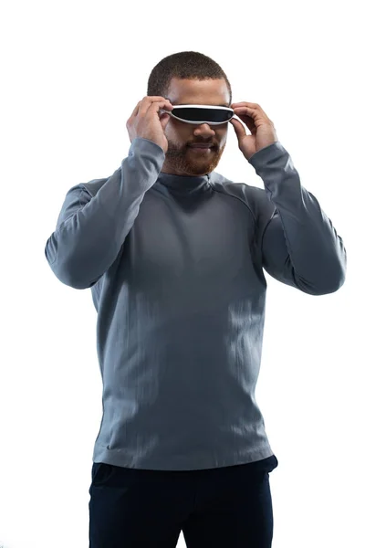Człowiek za pomocą okulary wirtualnej rzeczywistości — Zdjęcie stockowe