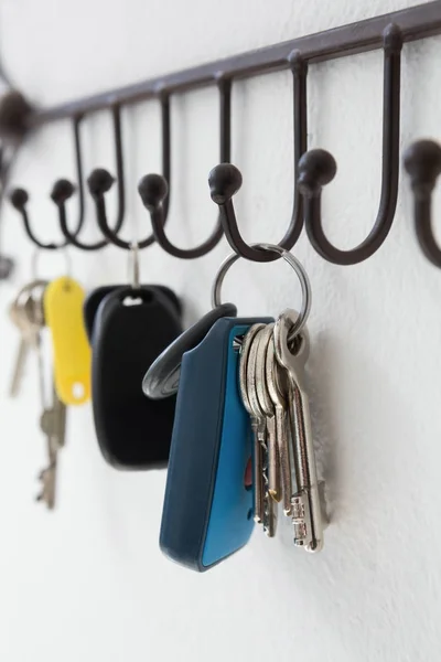 Olika nycklar hängande på krok — Stockfoto