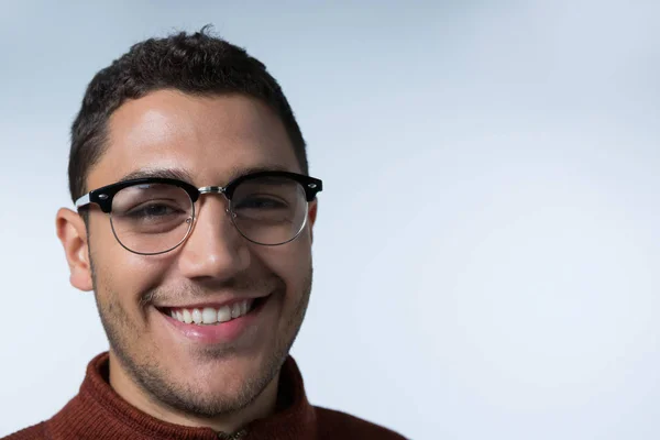 Homem em óculos sorrindo — Fotografia de Stock