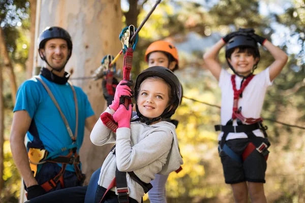 Dziewczynka korzystających zip line adventure — Zdjęcie stockowe